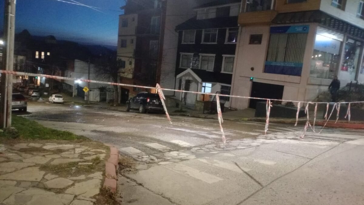 Corte de tránsito en pleno centro por congelamiento de una pérdida de agua