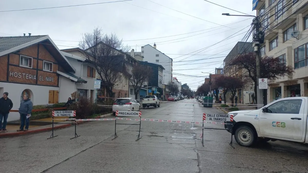Corte de tránsito por hundimiento de calzada en la intersección de O'Connor y John O'Connor