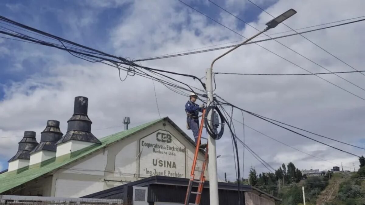Cortés anuncia que el Municipio asumirá el alumbrado público desde noviembre y profundiza el conflicto con la CEB