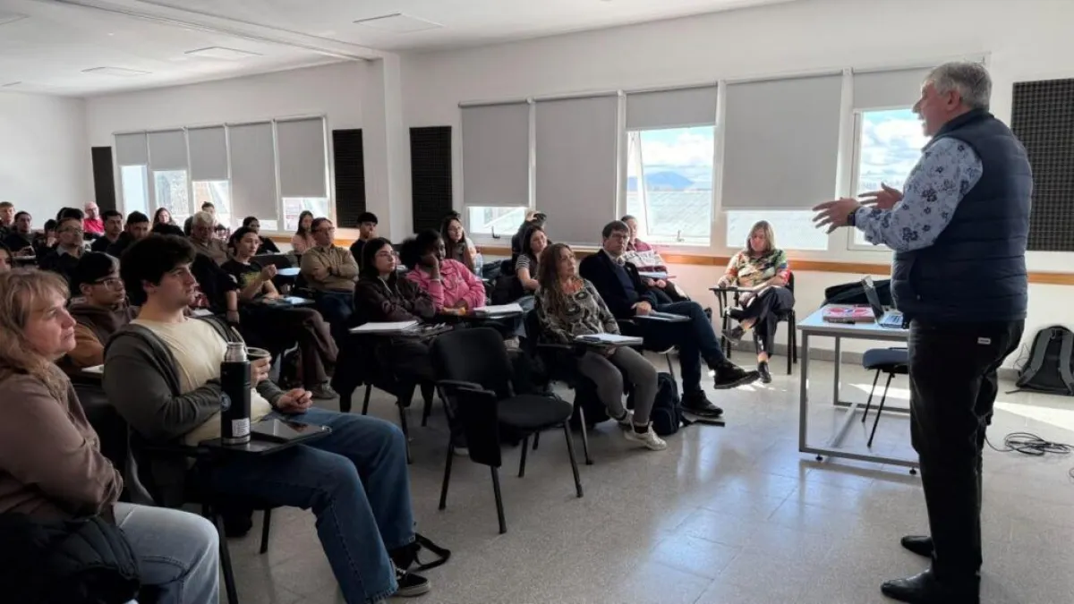 Cortés dialogó con estudiantes de la UNRN sobre gestión municipal y reforma de la Carta Orgánica