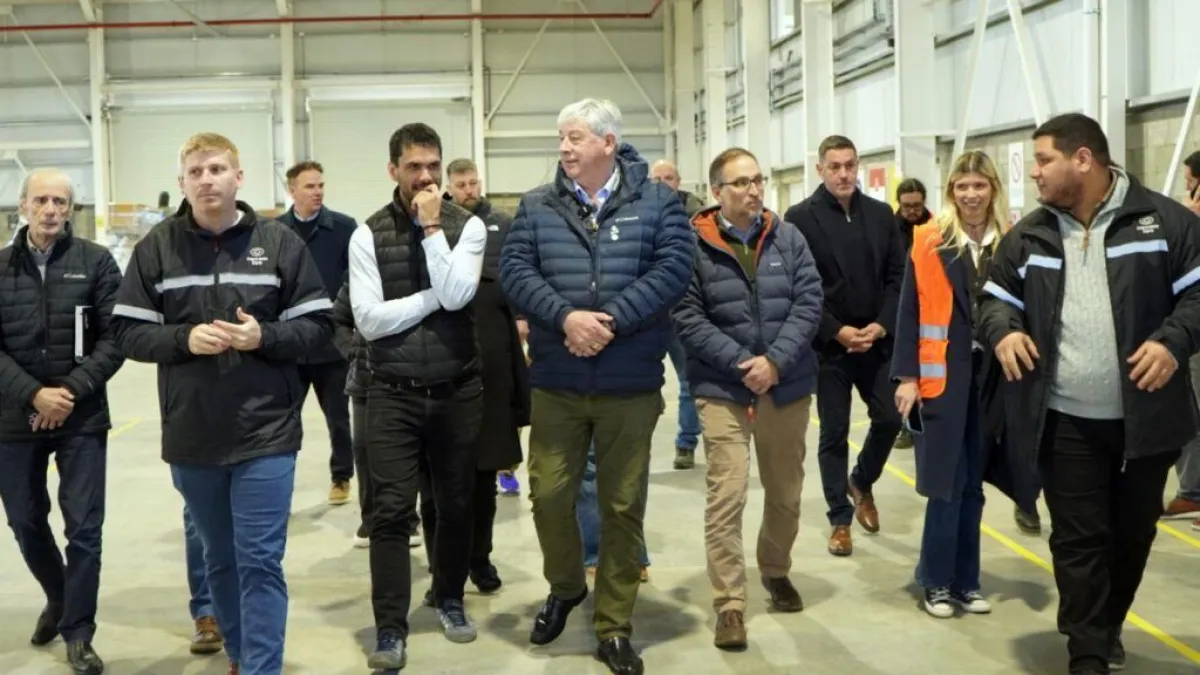 Cortés recorrió el nuevo centro logístico de Mercado Libre en el PITBA