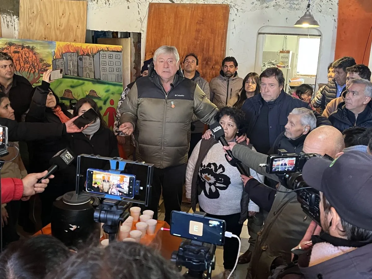 Cortés y Weretilneck recorrieron la obra del SUM del barrio Lera que presenta un 60% de avance