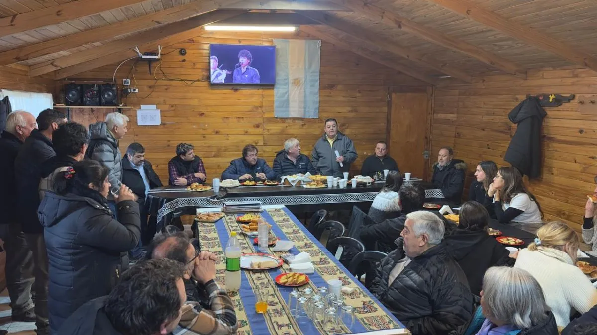 Cortés y Weretilneck se reunieron con vecinos de Villa Don Orione por infraestructura y servicios