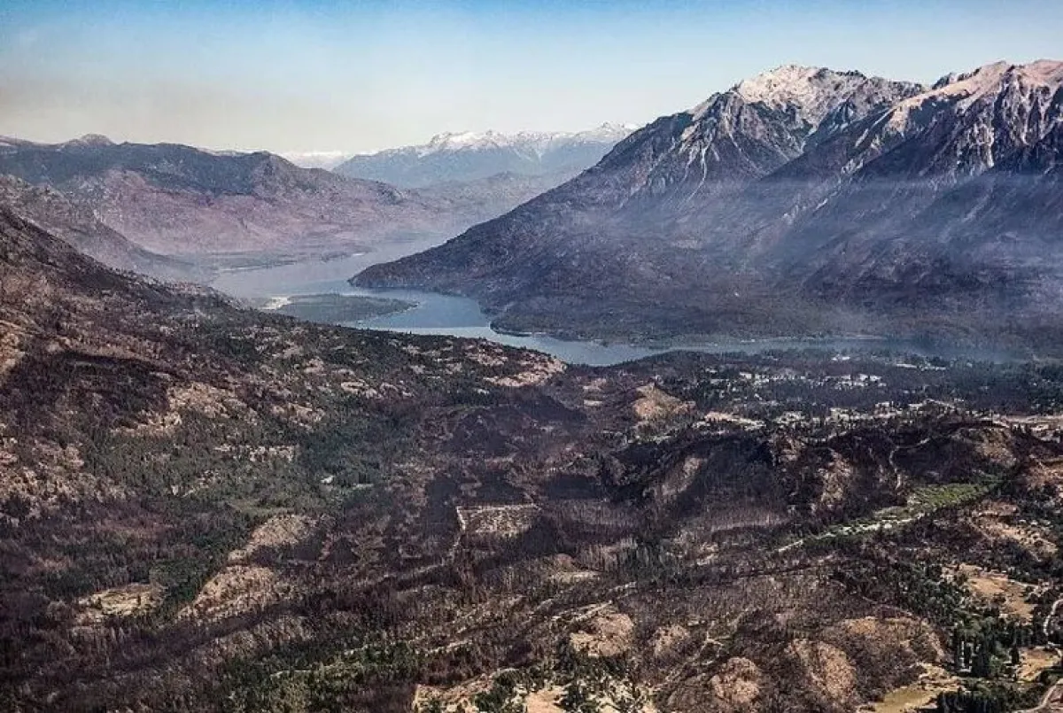 Cuestionan siembra con drones de pasturas exóticas en zonas incendiadas de Chubut