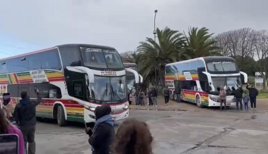 Demora de dos horas y media en viaje de egresados a Bariloche por inconvenientes con el control de alcoholemia