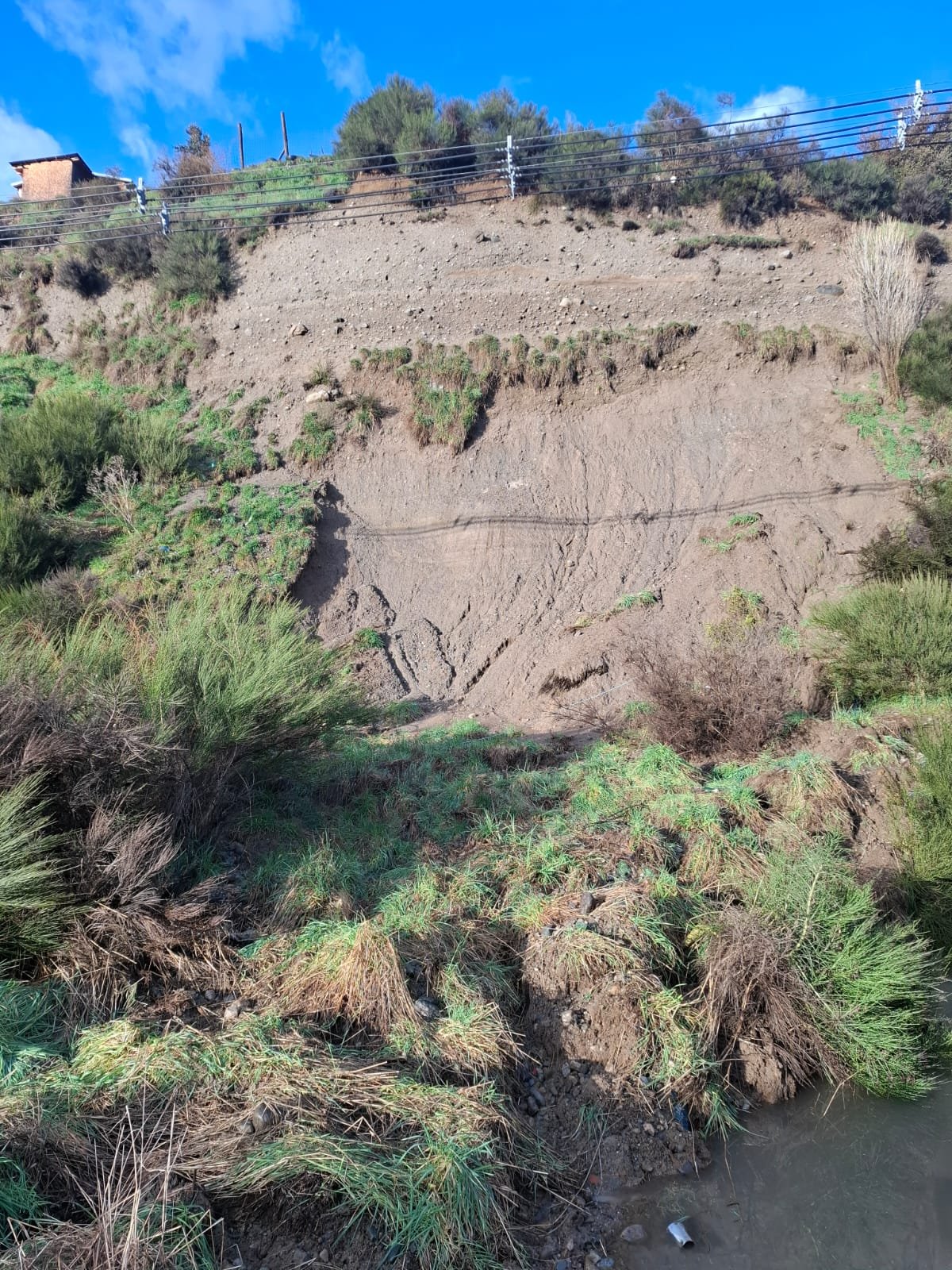 Deslizamiento en barrio Arrayanes destruyó una vivienda en construcción durante el temporal