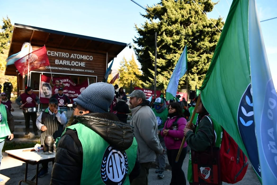 Despidieron a 62 trabajadores del Centro Atómico Bariloche y ATE convocó a protestas
