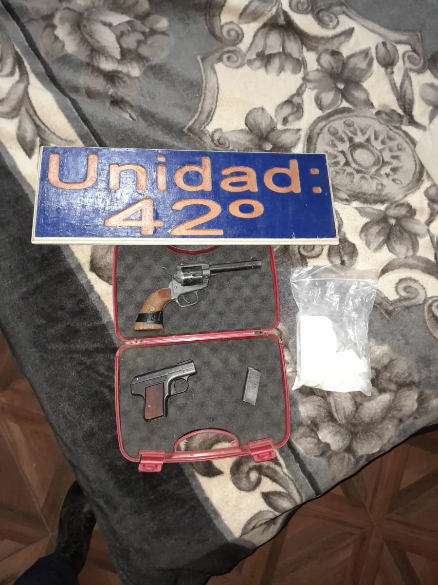 Detenido por violar restricción de acercamiento: tenía armas cargadas y cocaína