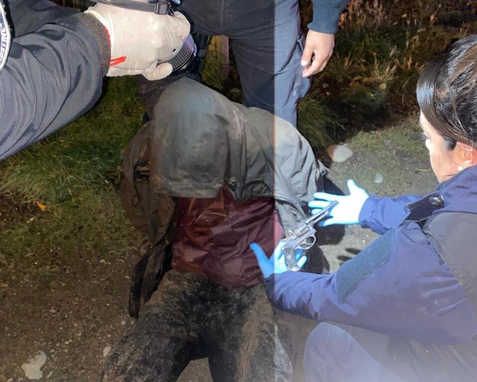 Detuvieron a dos hombres con cocaína, marihuana y un revólver cargado tras persecución en el este de Bariloche