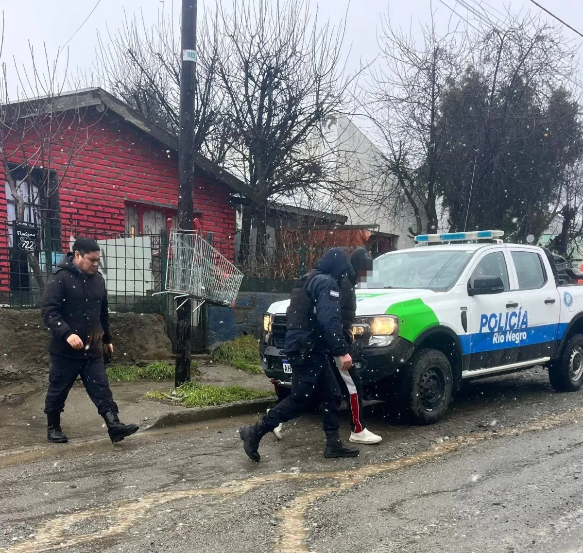 Detuvieron a un hombre acusado de amenazar con un arma y agredir a una adolescente en el barrio Dos de Abril