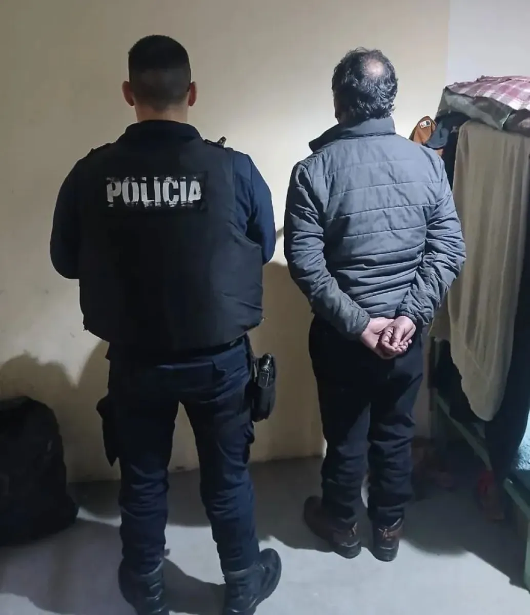 Detuvieron a un hombre por violar una restricción de acercamiento y agredir a su ex pareja en el barrio Nahuel Hue