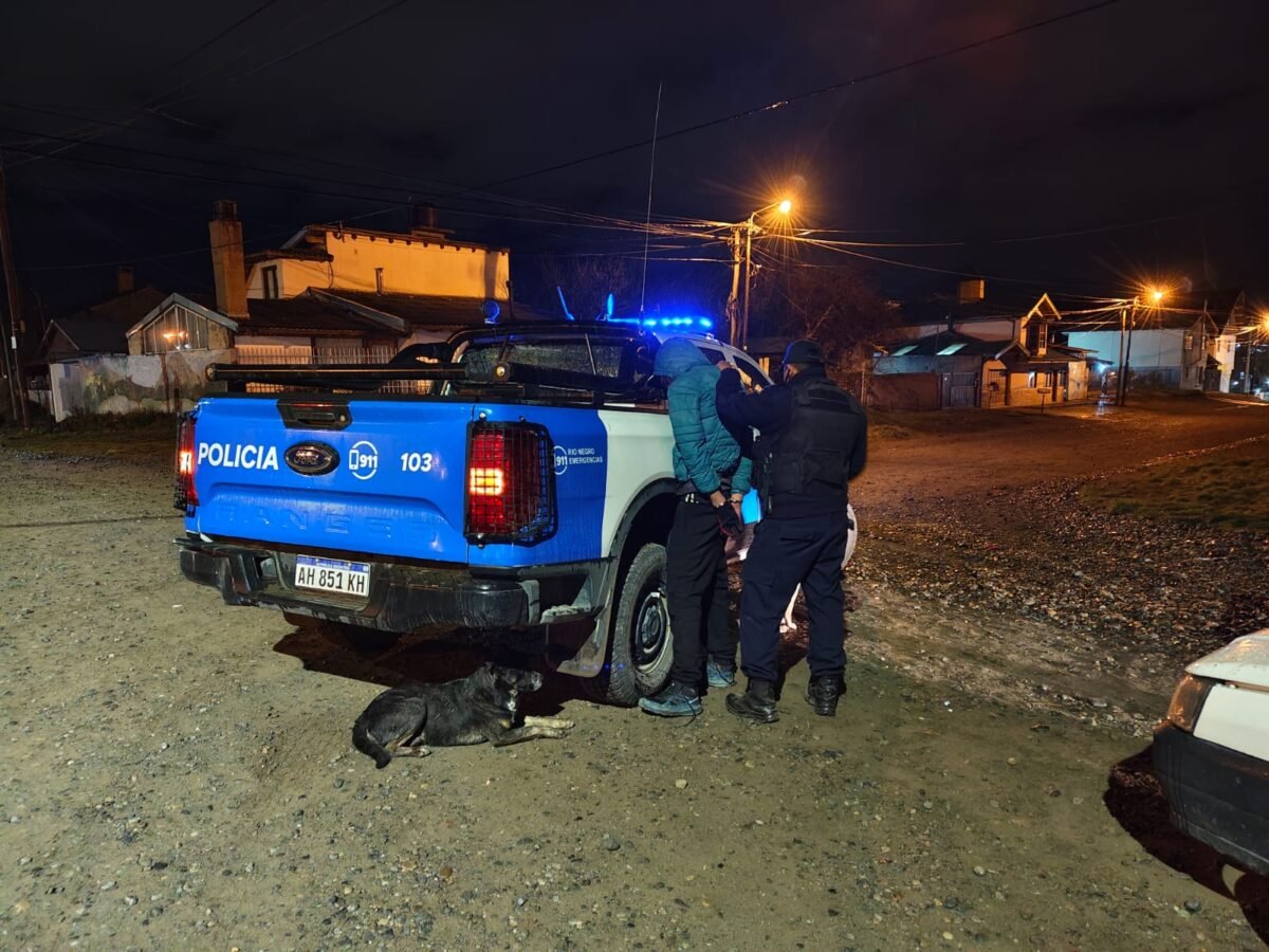 Detuvieron a un joven de 26 años y demoraron a un menor por intentar robar un auto en el centro