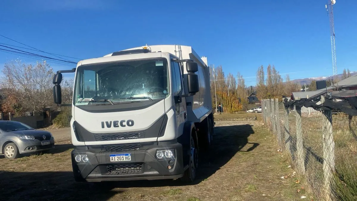 Dina Huapi incorporó un camión recolector Iveco cero kilómetro para mejorar el servicio de residuos