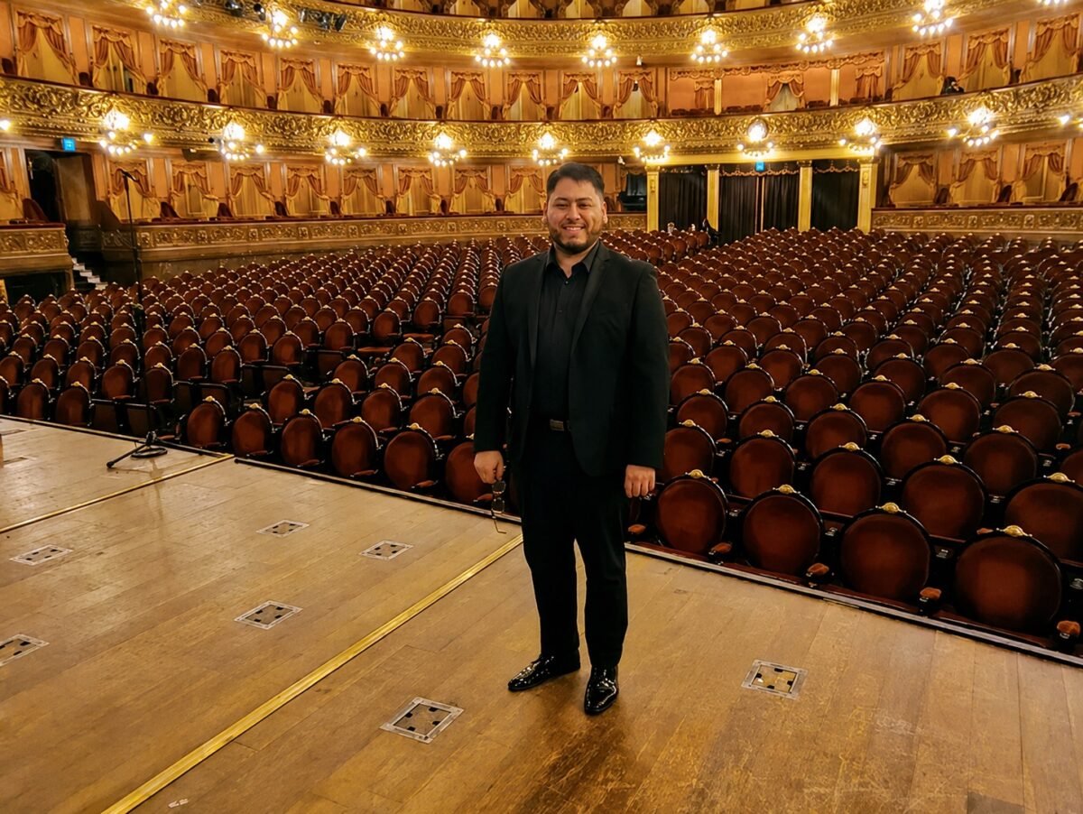 El barítono barilochense Tadeo Cháves Painefil debutará en la sala principal del Teatro Colón