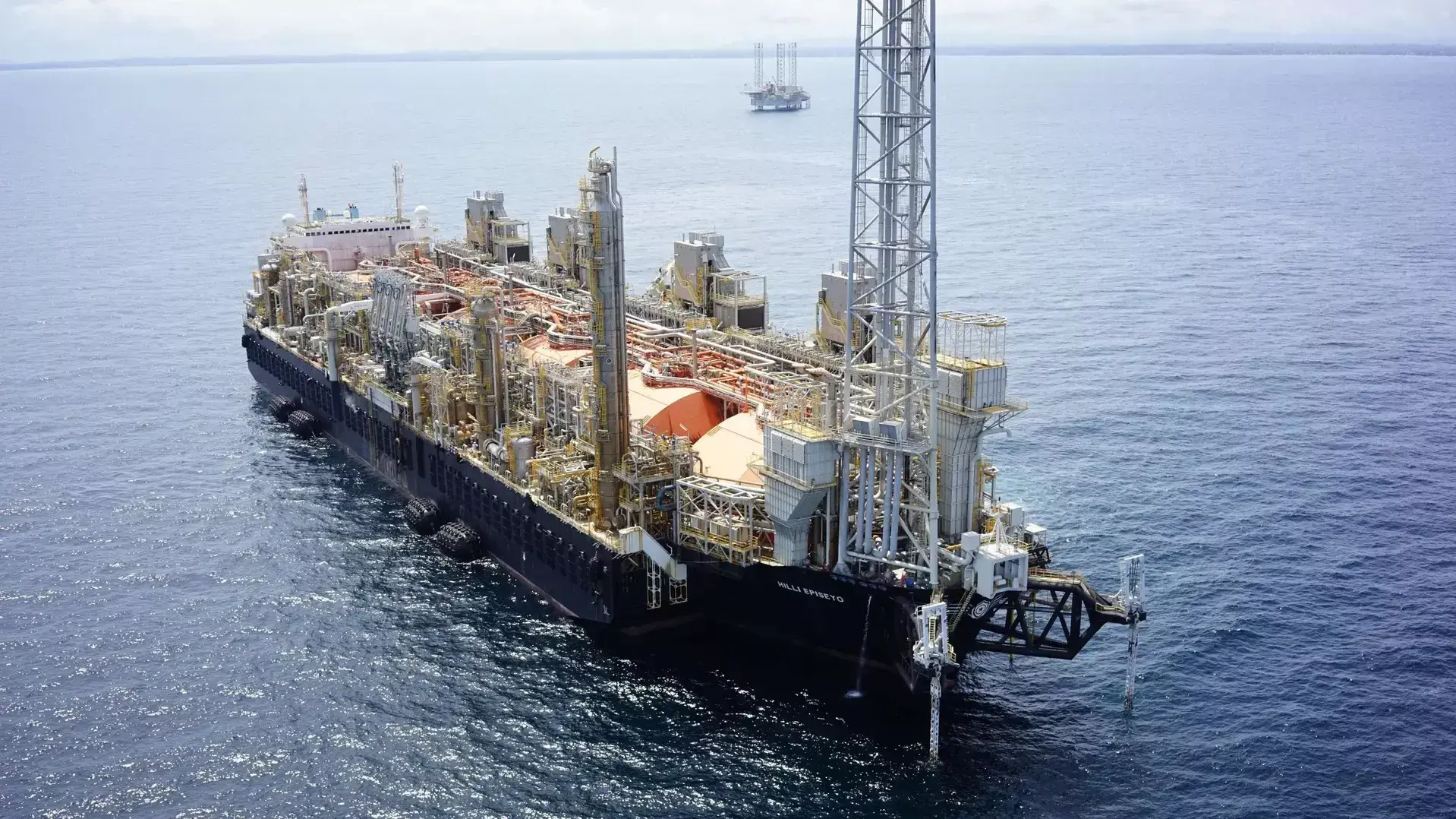 El buque Hilli Episeyo será reacondicionado en Singapur antes de llegar al Golfo San Matías