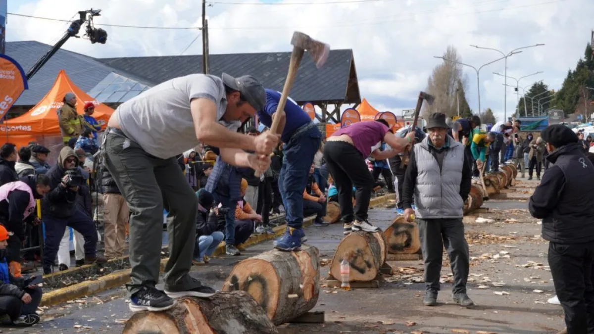 El concurso de hacheros y hacheras volvió a ser uno de los grandes clásicos de la Fiesta de la Nieve