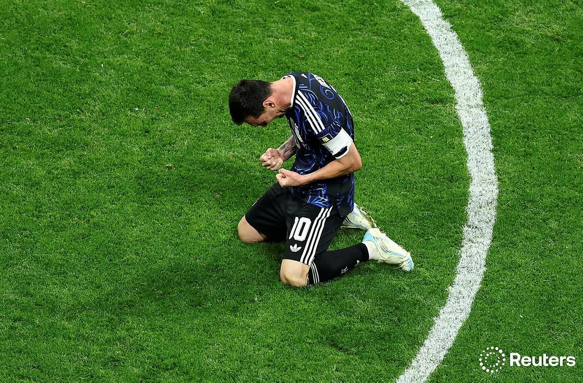 El fotoperiodista barilochense que captó el gesto más íntimo de Messi tras eliminar a Inglaterra