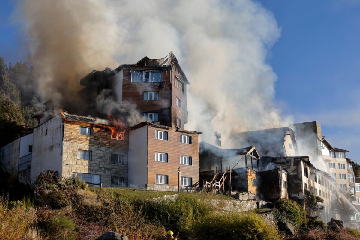 El histórico Hotel Huemul quedó completamente destruido tras más de 12 horas de incendio