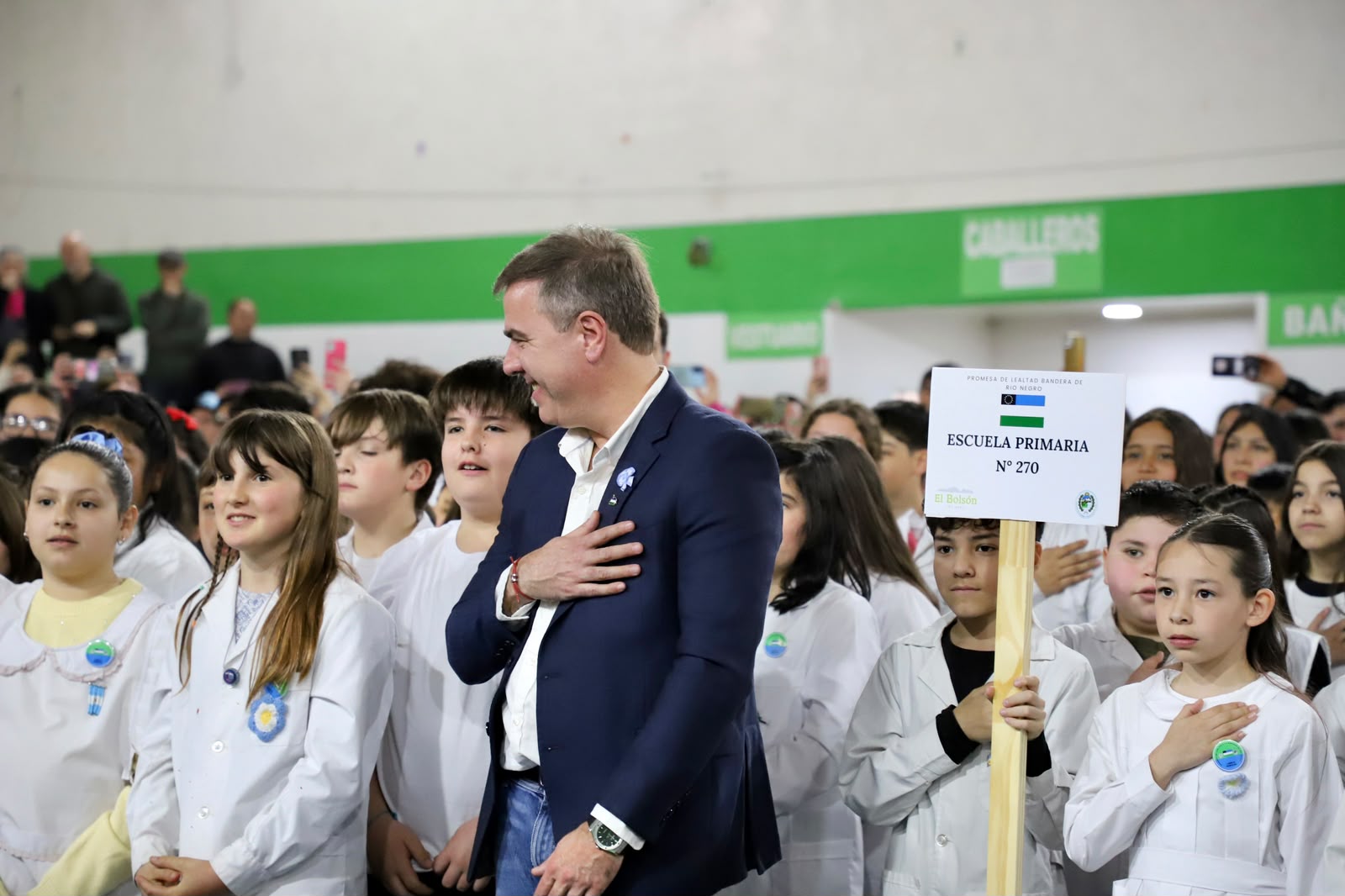 El intendente Pogliano prometió lealtad a la bandera provincial junto a 438 estudiantes