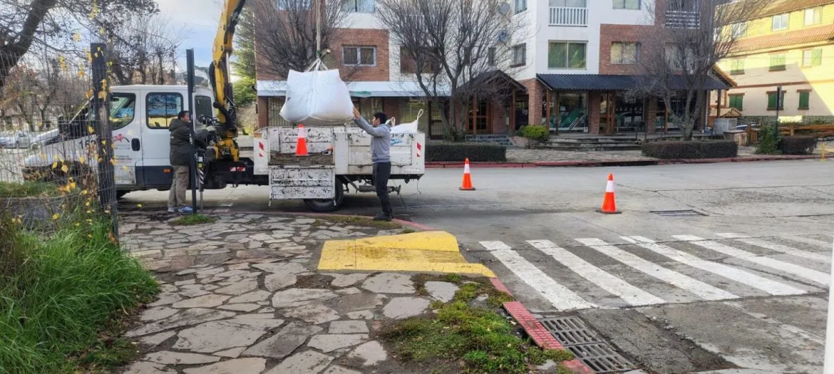 El Municipio instala bolsones de arena y sal en puntos estratégicos de Bariloche para el Operativo Invierno
