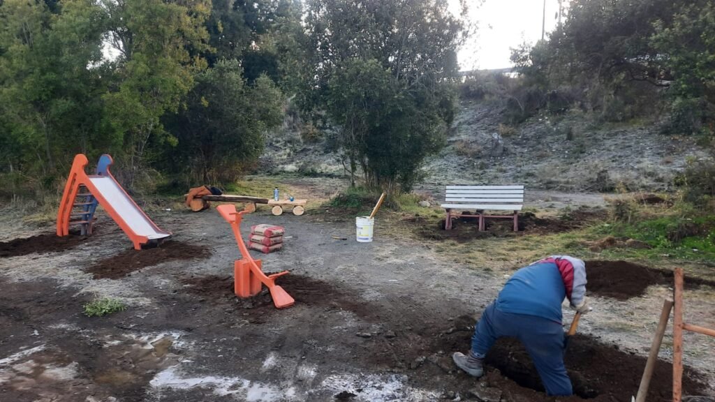 El Paseo de las Compuertas incorpora juegos reciclados y mobiliario para consolidarse como espacio familiar