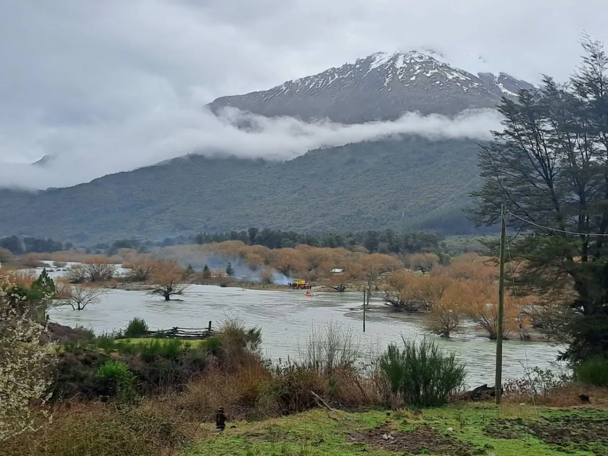 El río Manso comenzó a bajar en Pampa Linda pero la crecida avanza hacia sectores más bajos