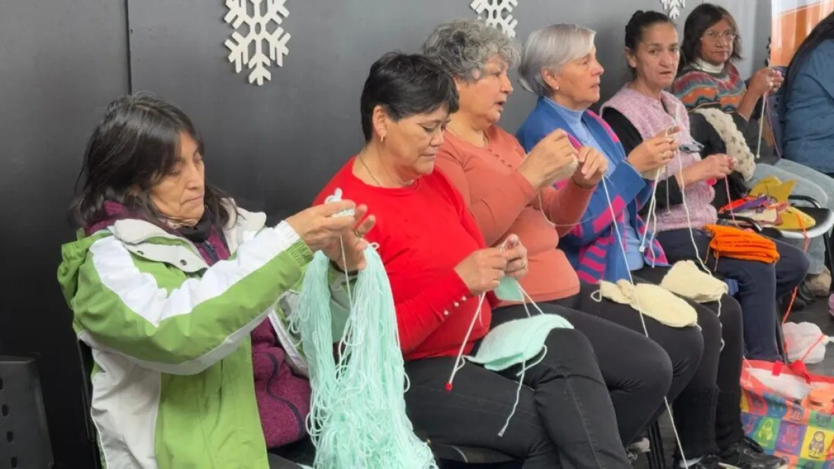 El Tejetón reunió a decenas de tejedoras en la Fiesta de la Nieve con destino solidario