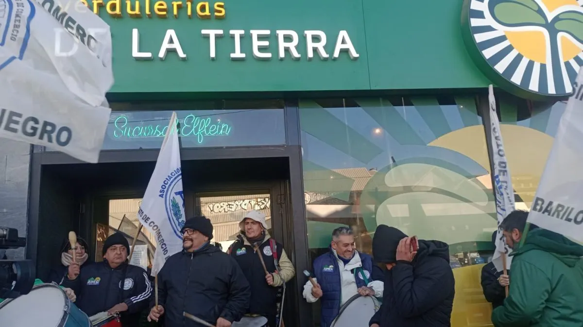 Empleados de Verdulerías de la Tierra protestan por sueldos e indemnizaciones impagas