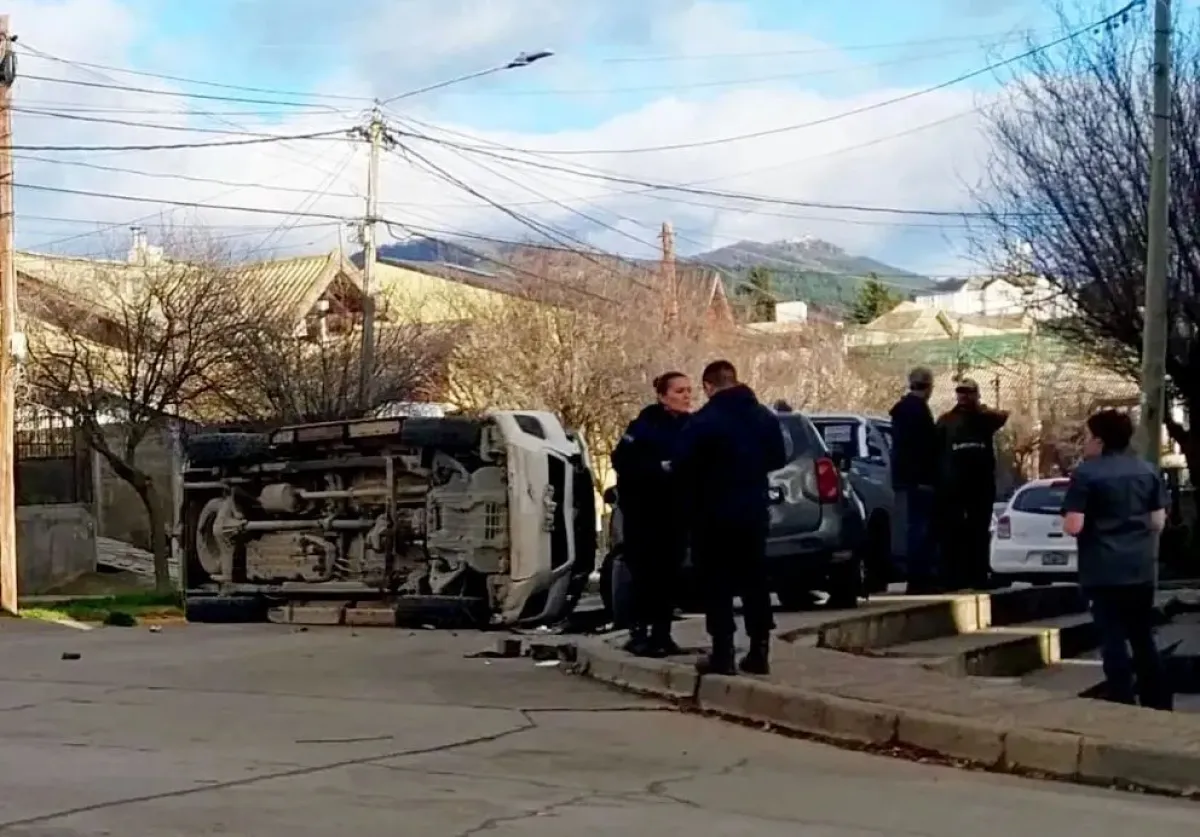 Espectacular accidente con vuelco en pleno centro: tres vehículos involucrados