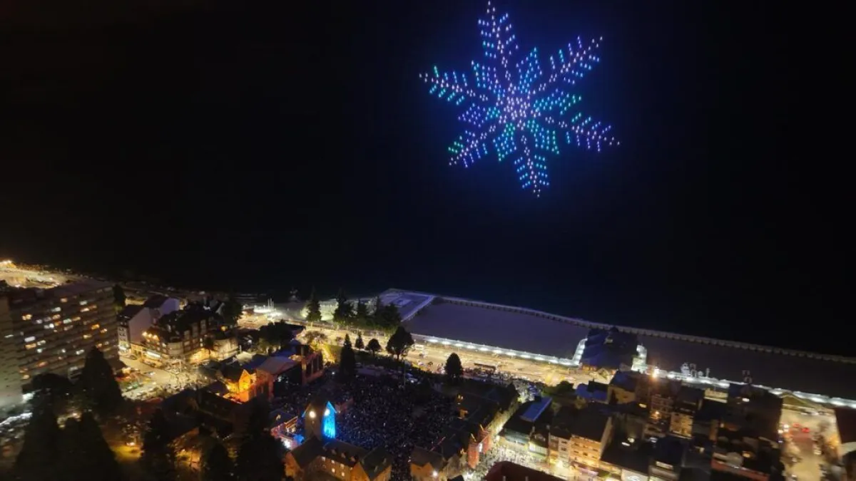Espectacular show de drones iluminó el cielo de Bariloche durante la Fiesta Nacional de la Nieve
