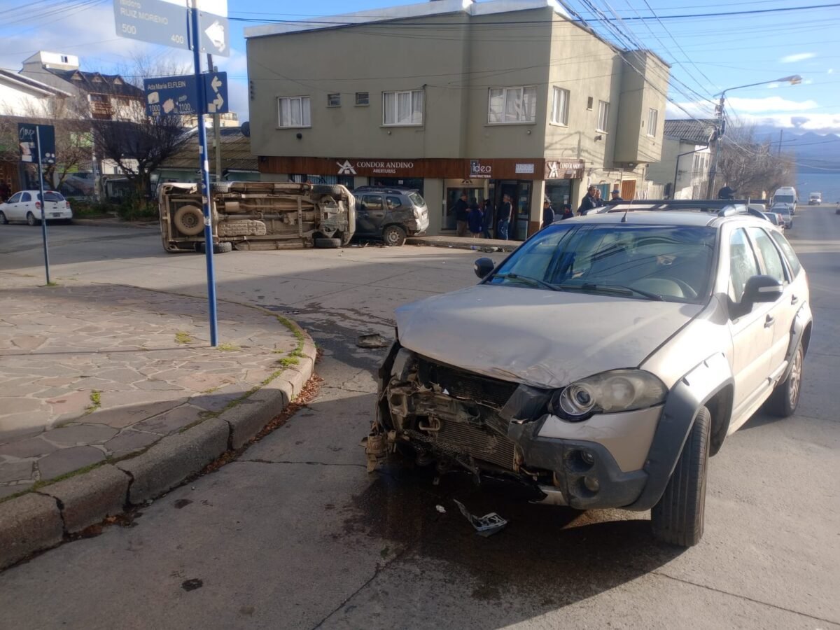 Espectacular vuelco de una camioneta en el centro tras choque entre tres vehículos