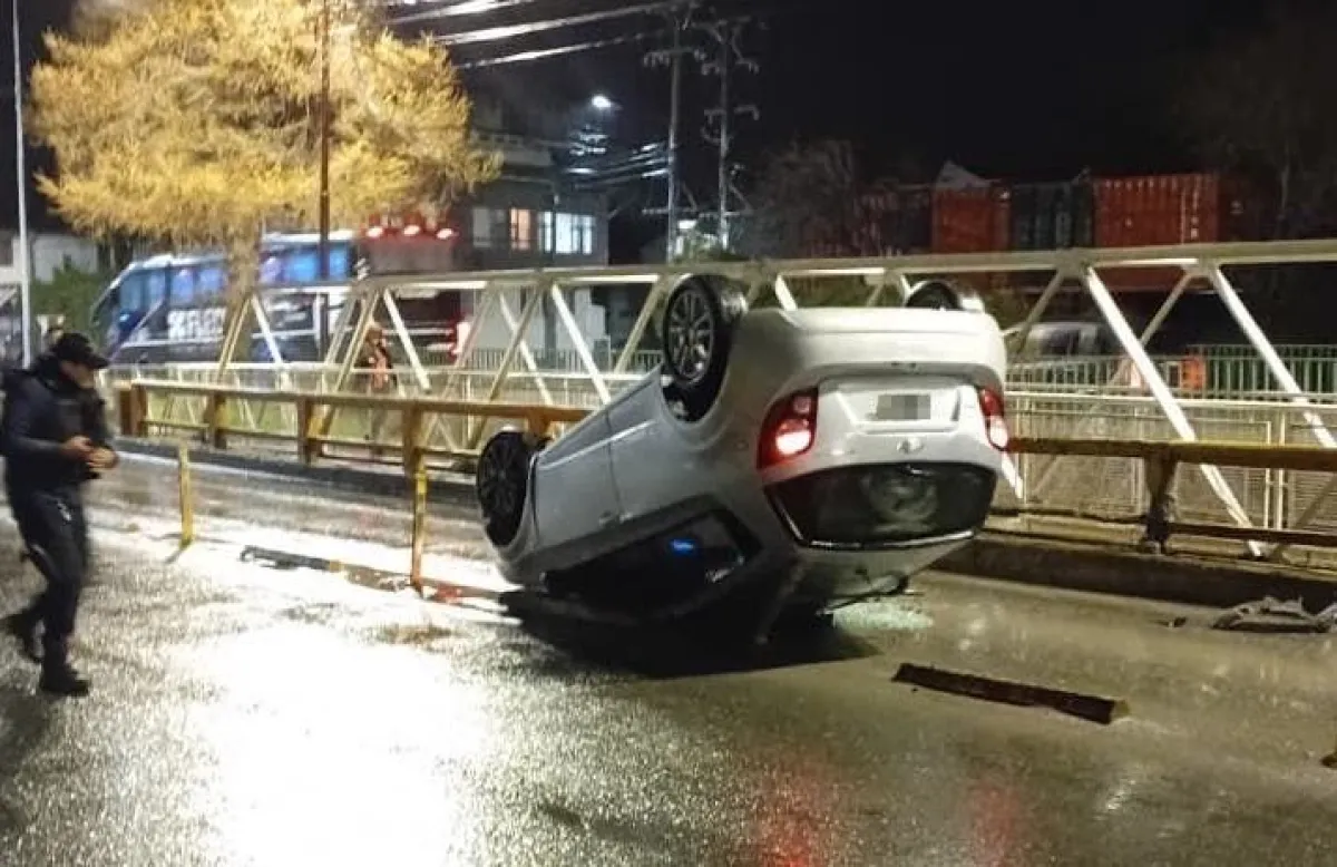 Espectacular vuelco en el puente del Ñireco: una pareja resultó ilesa