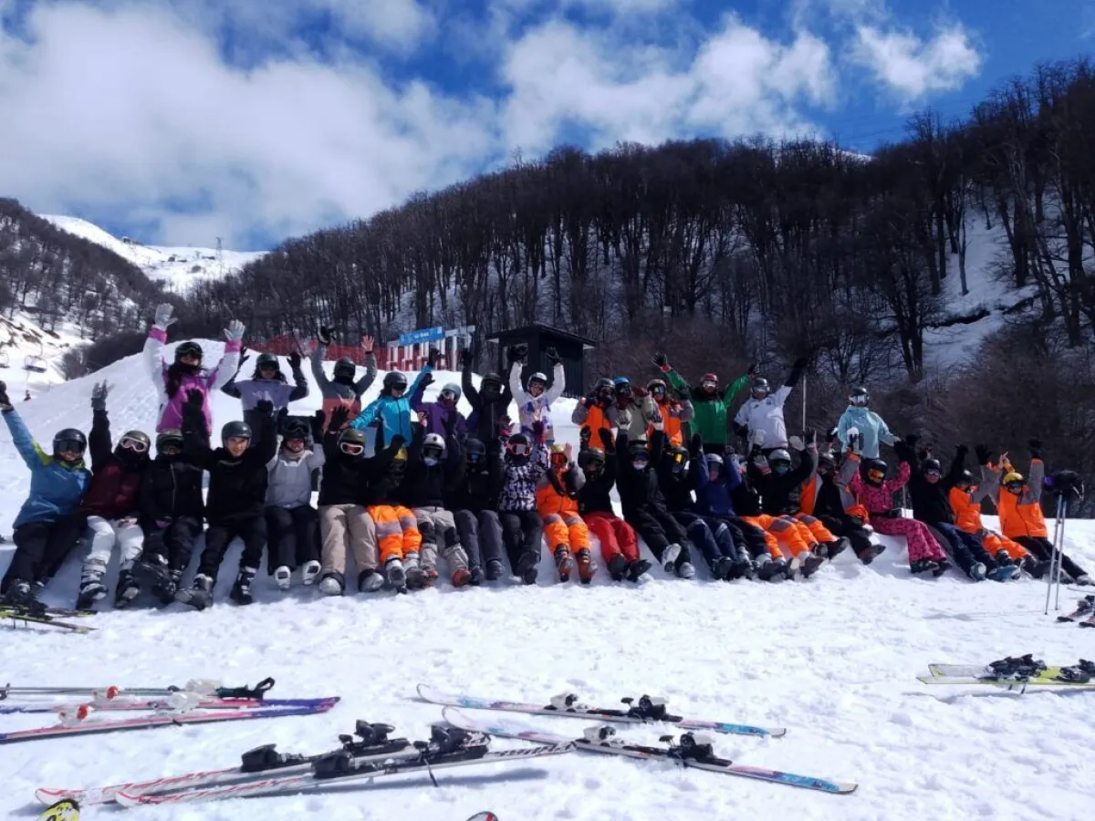 Esquí Social: 40 chicos del CAAT 10 disfrutaron de una jornada en Catedral