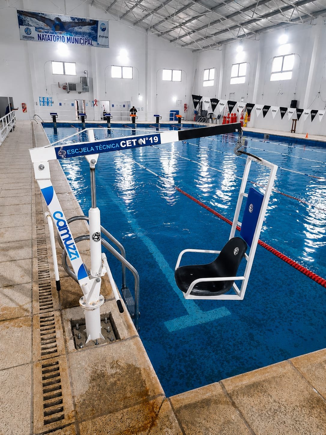 Estudiantes técnicos desarrollaron sillas anfibias y elevador acuático para mejorar la accesibilidad en Río Negro