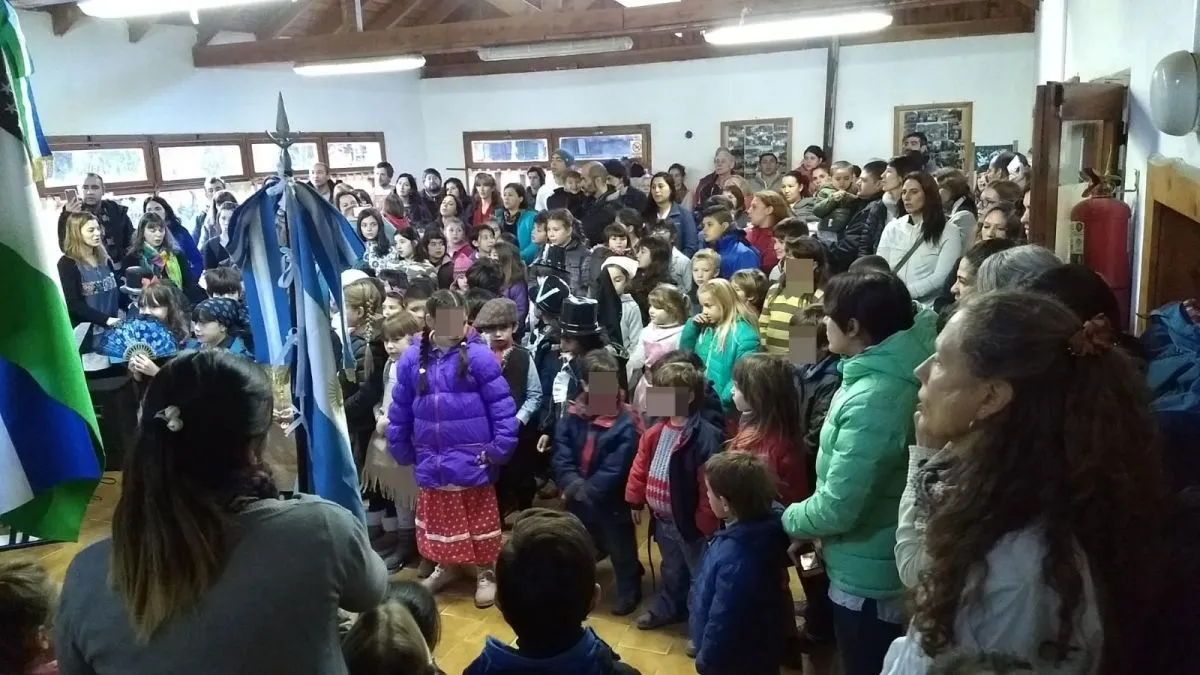 Familias de la Escuela 129 de Colonia Suiza insisten con un reclamo de años por un SUM