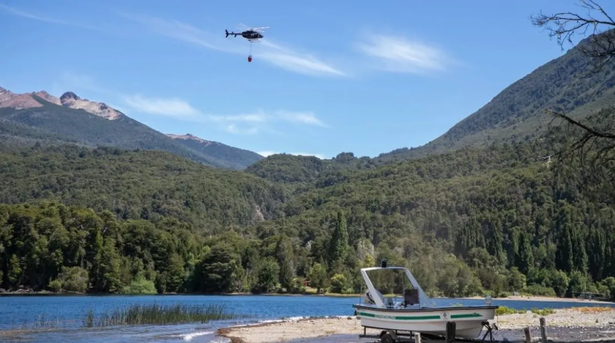 FEEBA respaldó la contratación de un helicóptero para reforzar la lucha contra incendios forestales