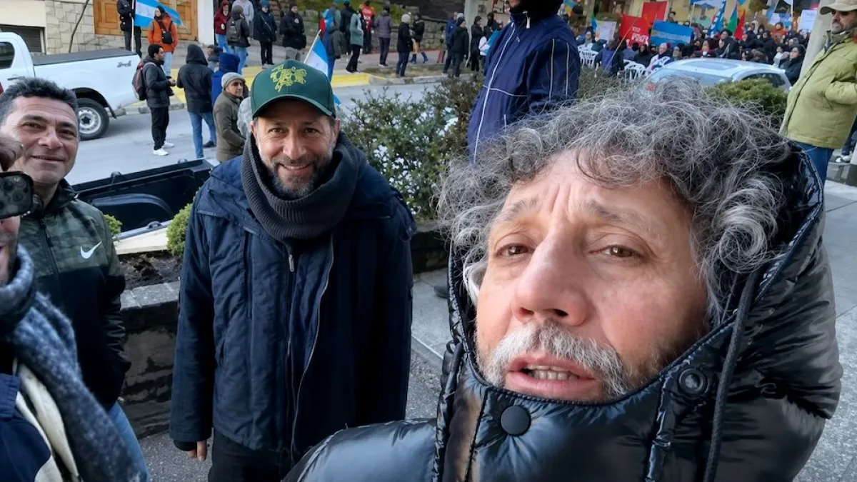 Fito Páez participó de la marcha en Bariloche: "La Argentina no se vende, man"