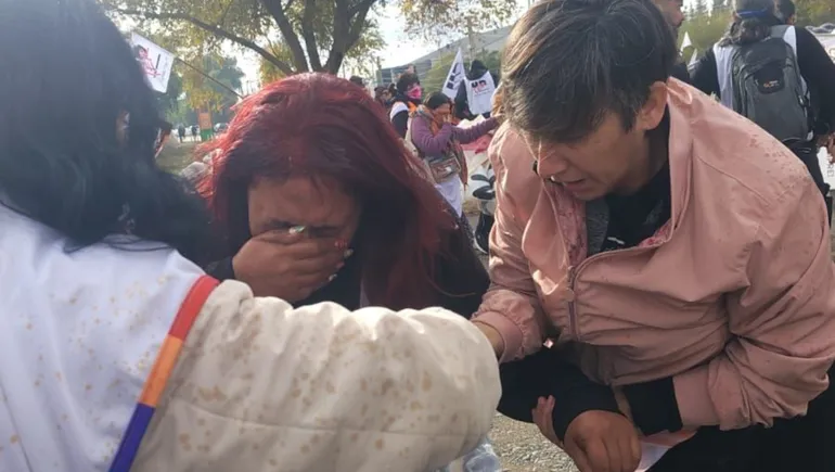 Gendarmería y Prefectura reprimieron con gas pimienta a docentes de UnTER en el puente Neuquén-Cipolletti