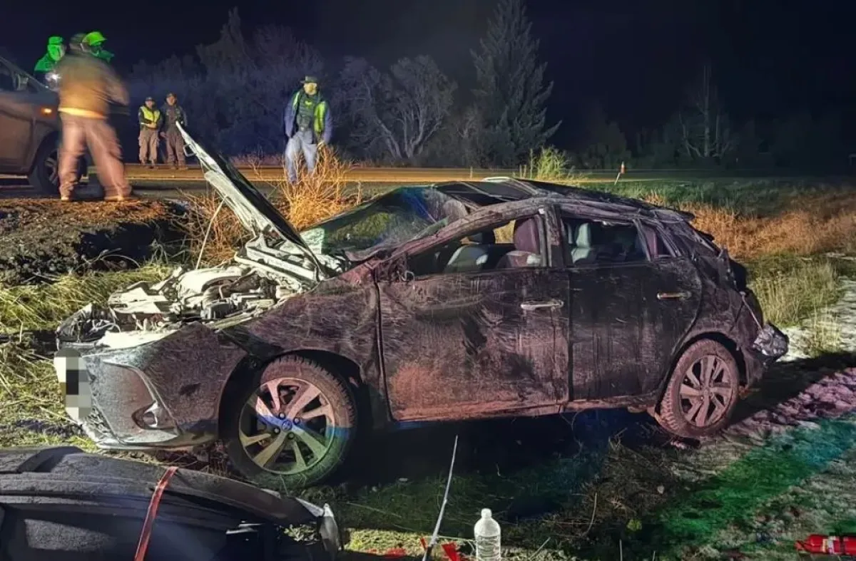 Grave vuelco en el Camino de los Siete Lagos: conductor de 61 años internado en terapia intensiva
