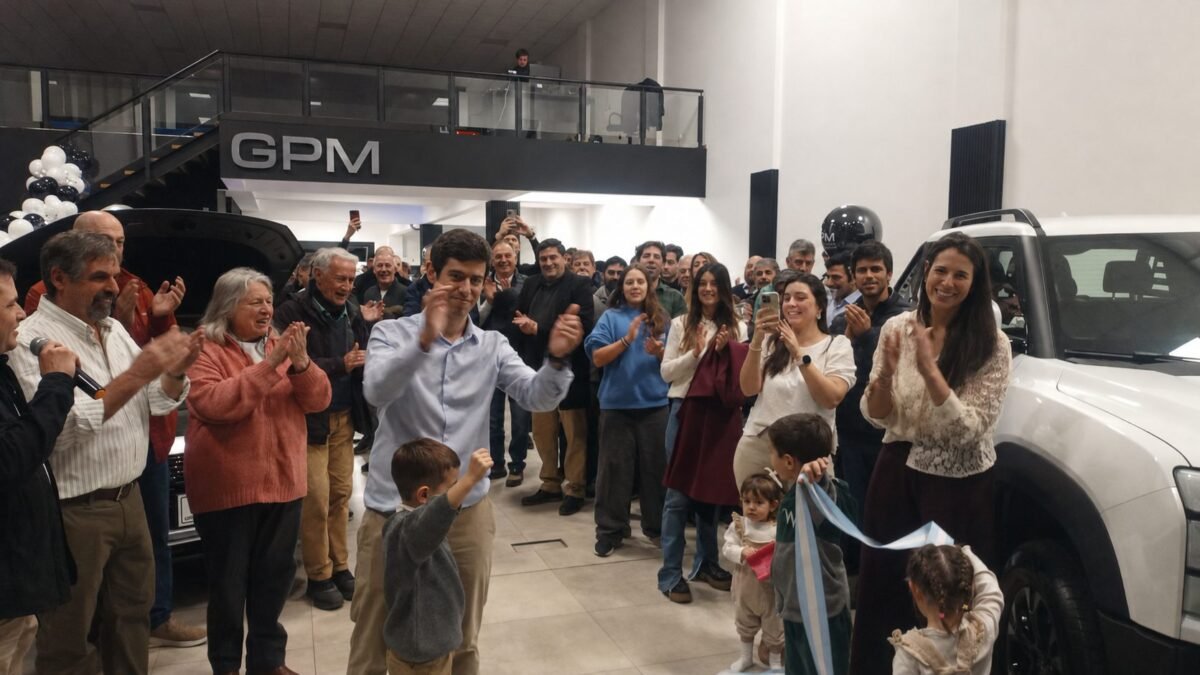 Grupo Puelo inauguró su nuevo local multimarca tras 40 años de historia con Renault