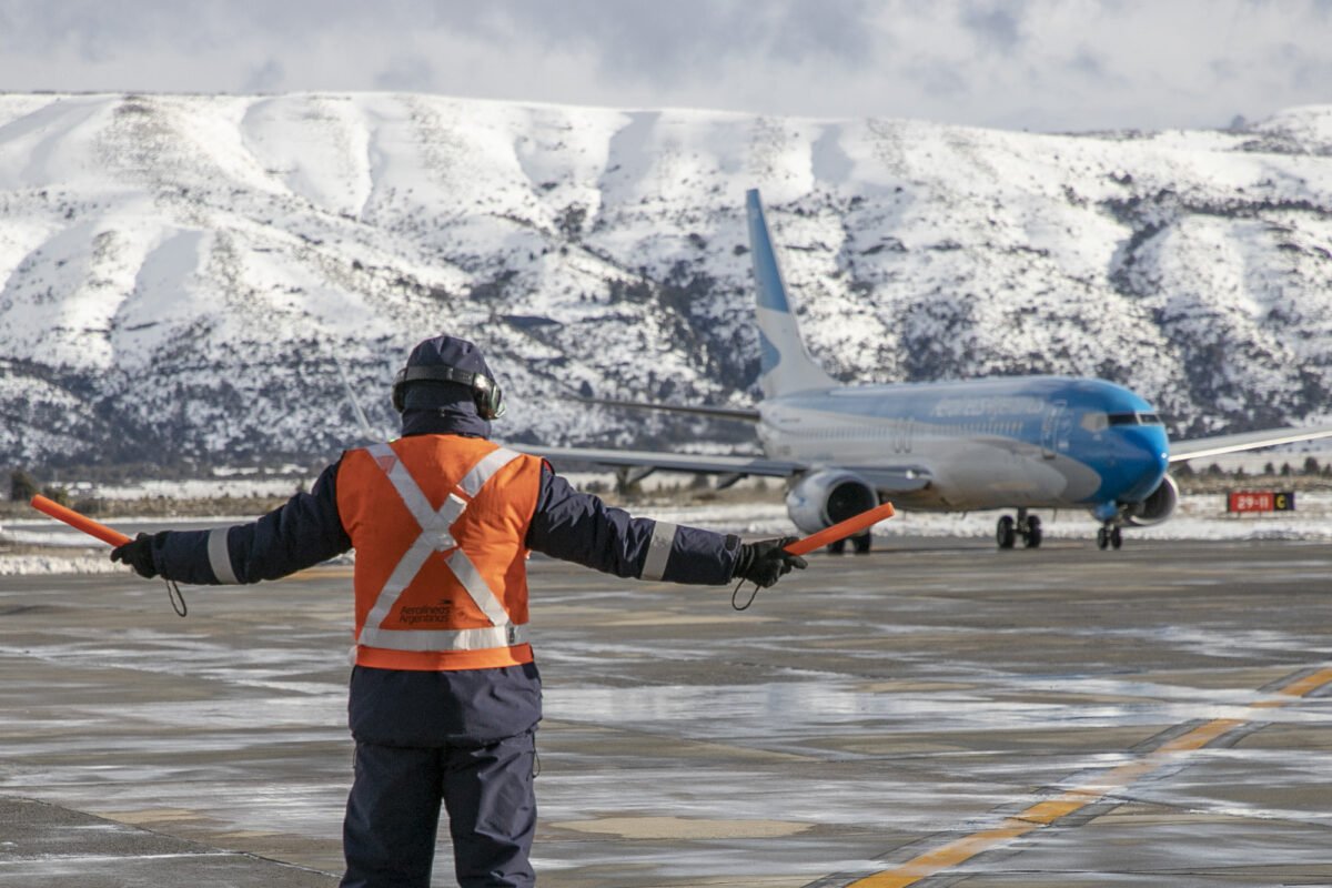 Guzmán cuestionó el caos en el aeropuerto tras la nevada: "No se puede abandonar al pasajero"