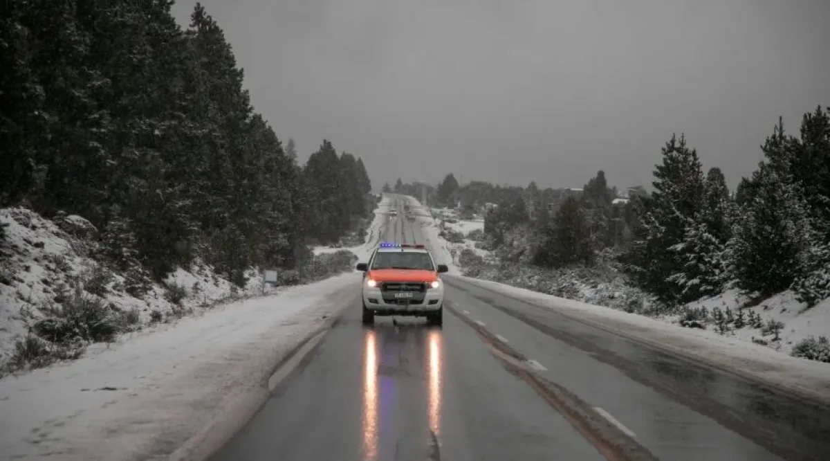 Hielo en las rutas: cadenas obligatorias y restricción para vehículos pesados en varios tramos