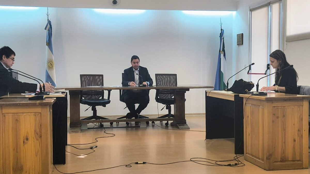Imputaron a un detenido que intentó fugarse de una comisaría de Bariloche trepando por una ventana