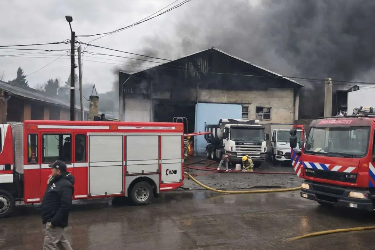 Incendio de grandes proporciones en taller mecánico del Ñireco dejó un herido