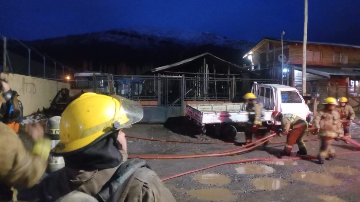 Incendio destruyó por completo una vivienda en Nahuel Hue: una familia se salvó de milagro