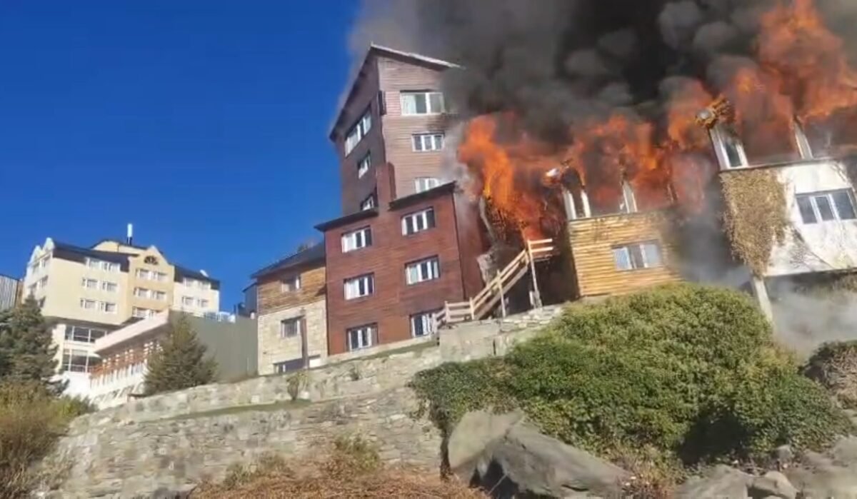 Incendio en el hotel Huemul sobre avenida Bustillo: dos bomberos hospitalizados por inhalación de humo