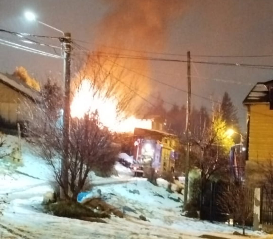 Incendio en La Lomita destruyó una casilla y un bombero resultó herido