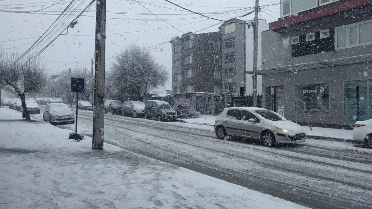 Intensa nevada complica el tránsito en Bariloche y el Municipio pide extremar precauciones