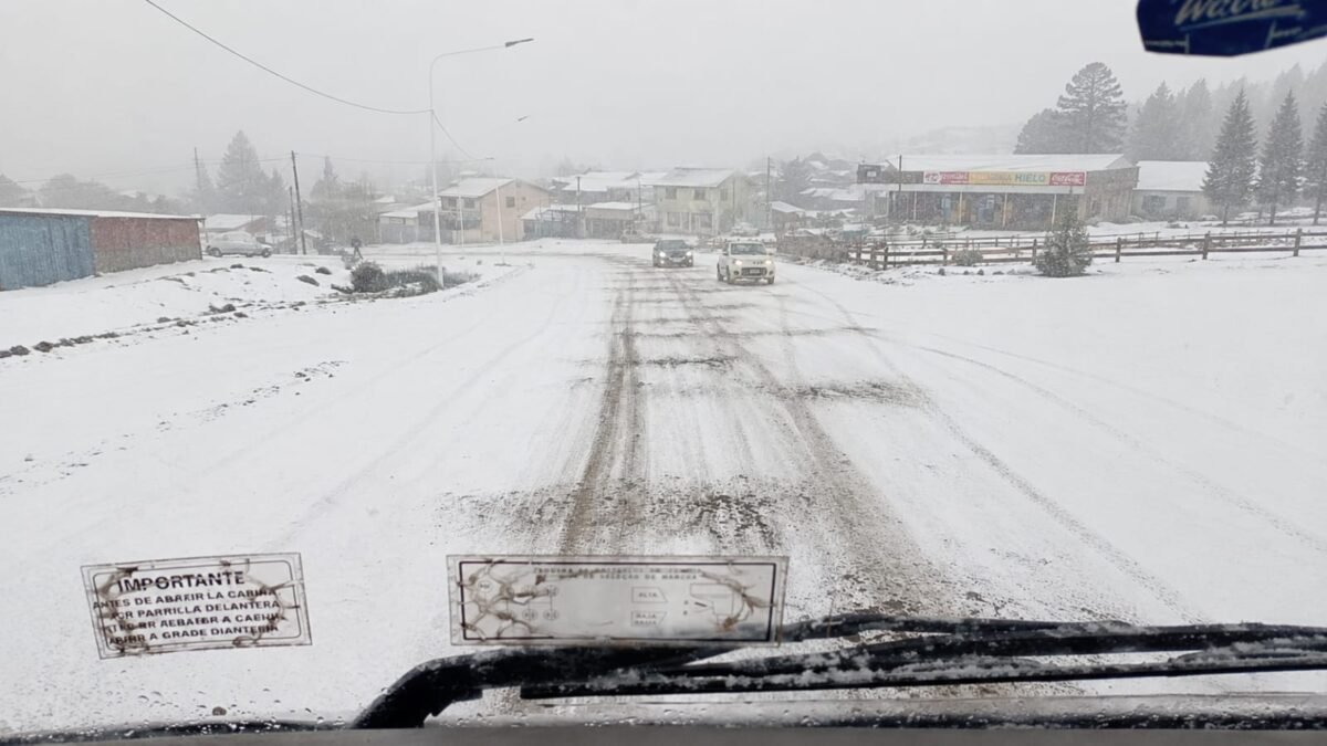 Intensas nevadas obligan a nuevos cortes de tránsito en Bariloche y piden máxima precaución