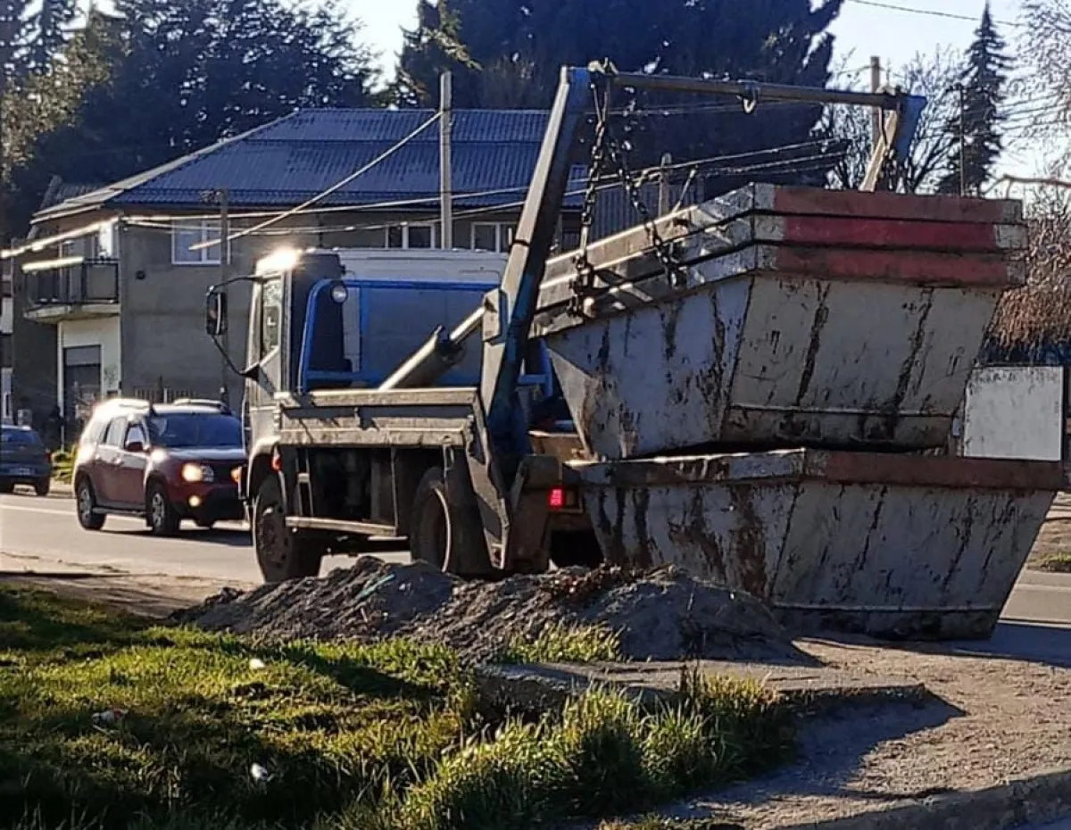 Intensifican la limpieza de residuos forestales y combaten basurales clandestinos en barrios del centro